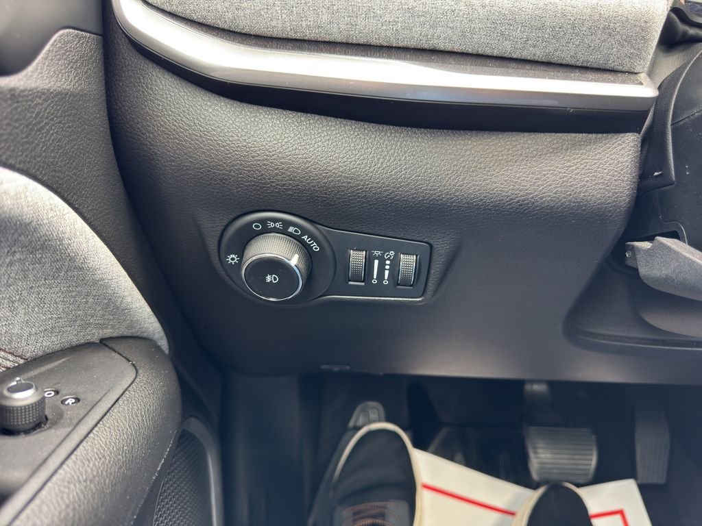 Used 2023 Bright White Clearcoat Jeep Latitude Lux image 28