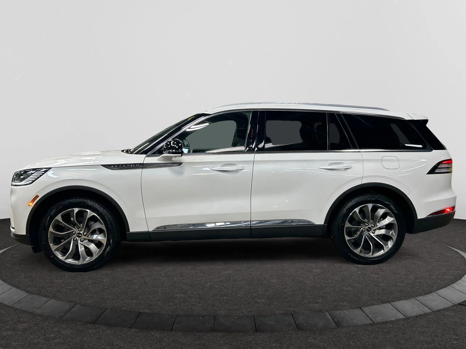 New 2026 Pristine White Metallic Tri-Coat Lincoln Reserve image 2