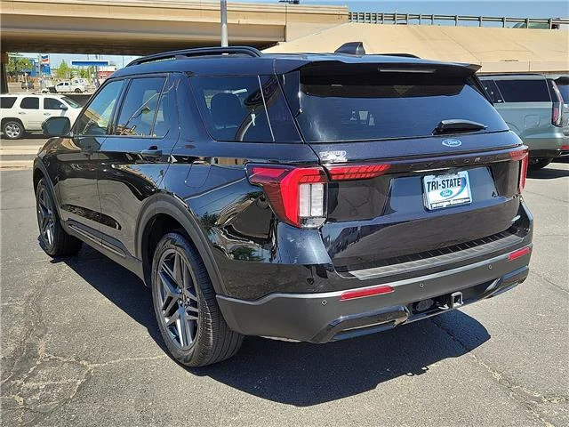 Used 2025 Agate Black Metallic Ford ST-Line 4x4 image 2