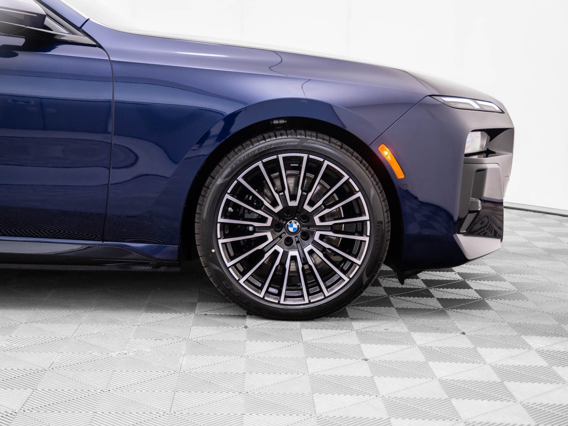 New 2026 Tanzanite Blue II Metallic BMW 750e xDrive image 41