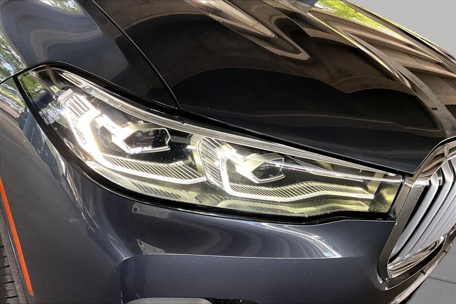 Used 2021 Arctic Grey Metallic BMW xDrive40i image 26
