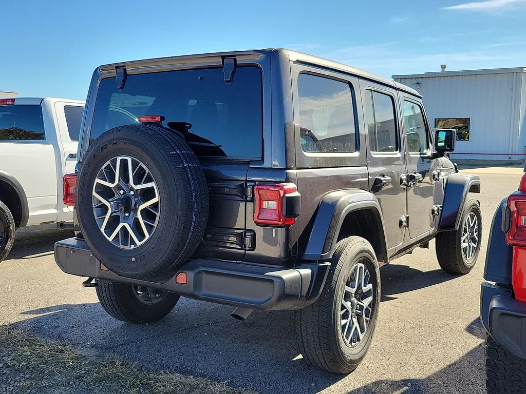 Used 2025 Gray Jeep Sahara image 4