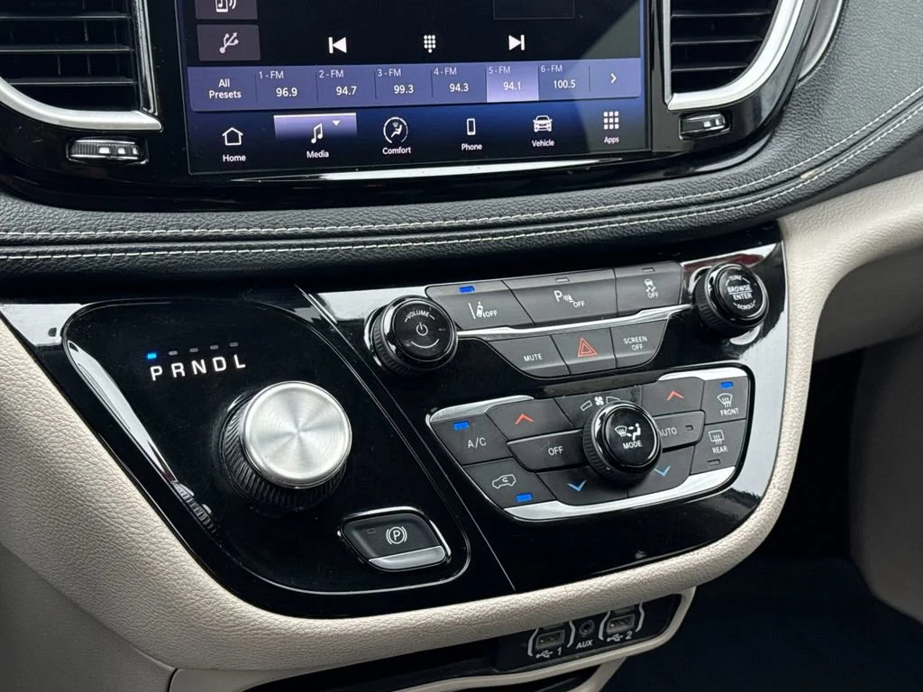 Used 2023  Chrysler Hybrid Touring L image 22