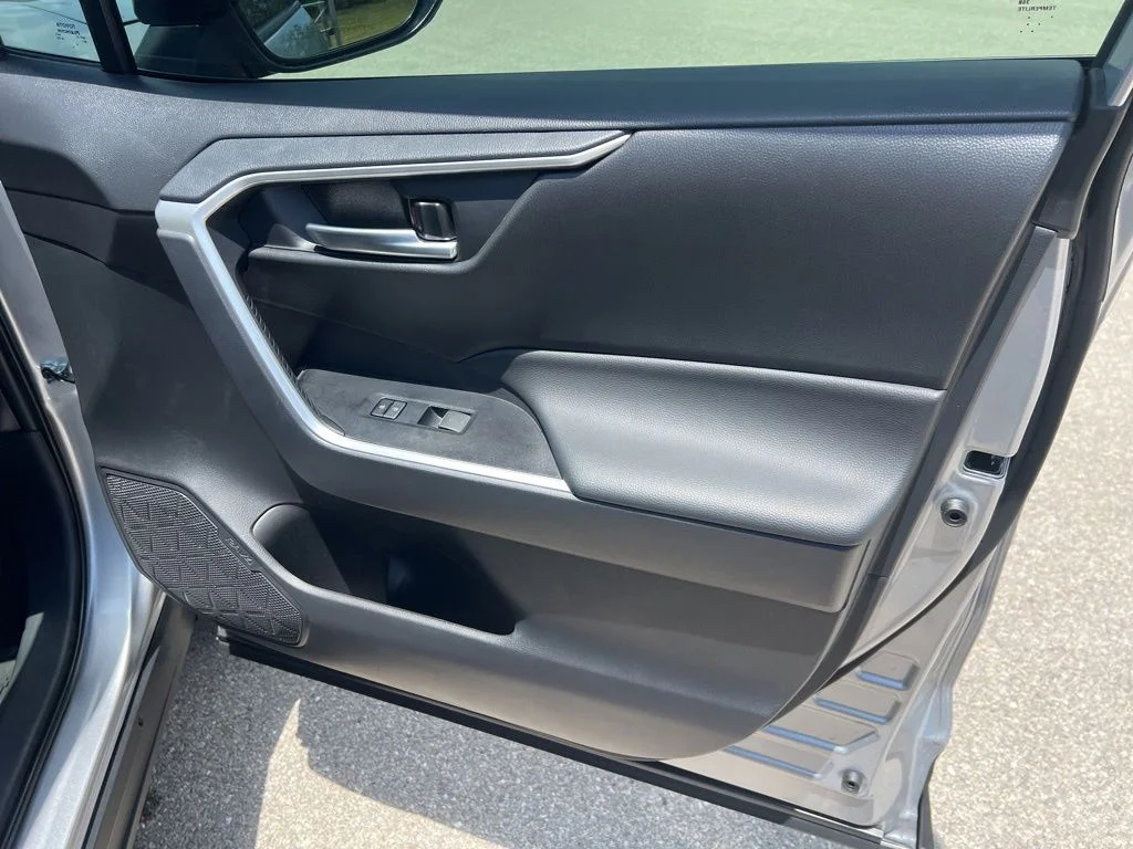Used 2025  Toyota XLE image 54