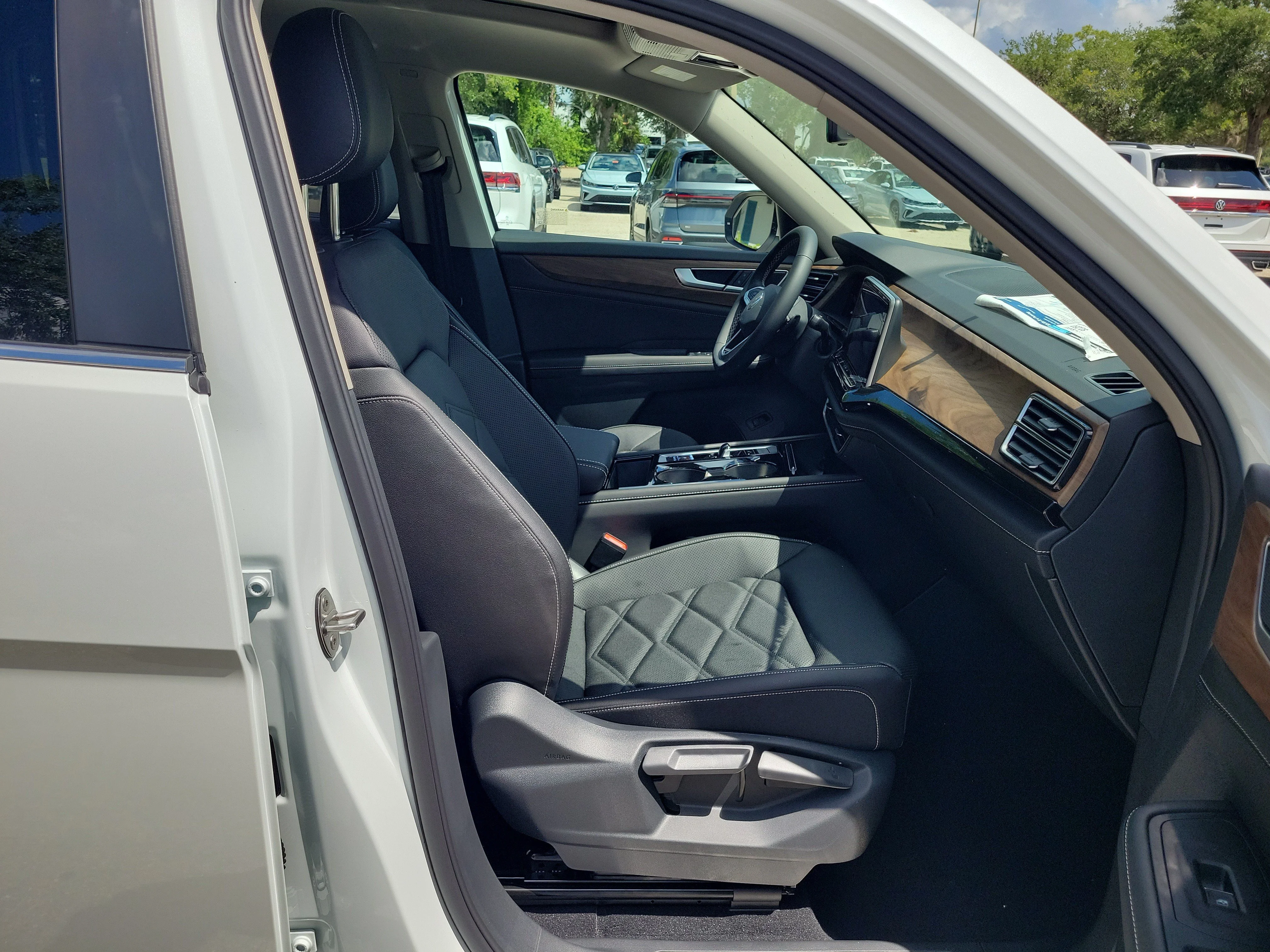 New 2026 White Volkswagen 2.0T SE w/Technology image 10
