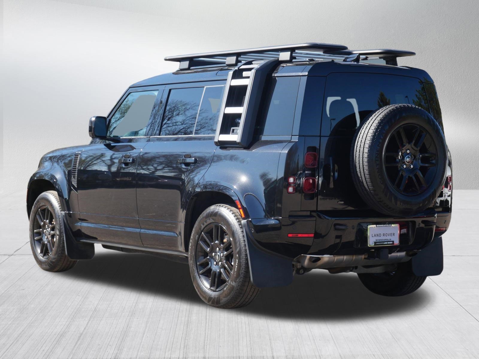 Used 2022 SANTORINI BLACK Land Rover X-Dynamic SE image 3