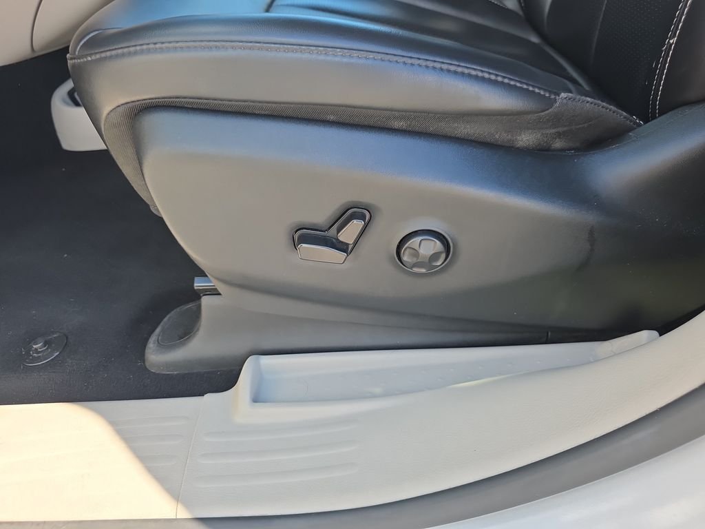 Used 2023 Silver Mist Clearcoat Chrysler Touring L image 12