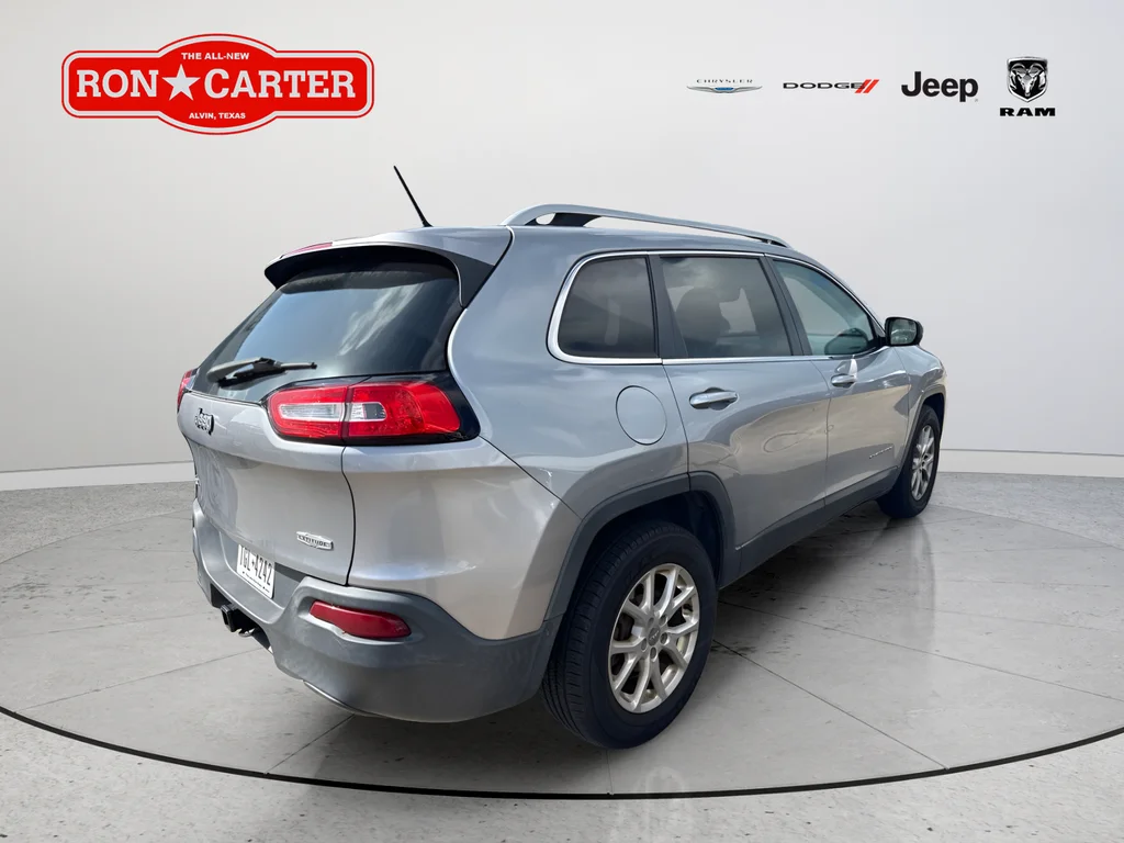 Used 2014 Silver Jeep Latitude image 4