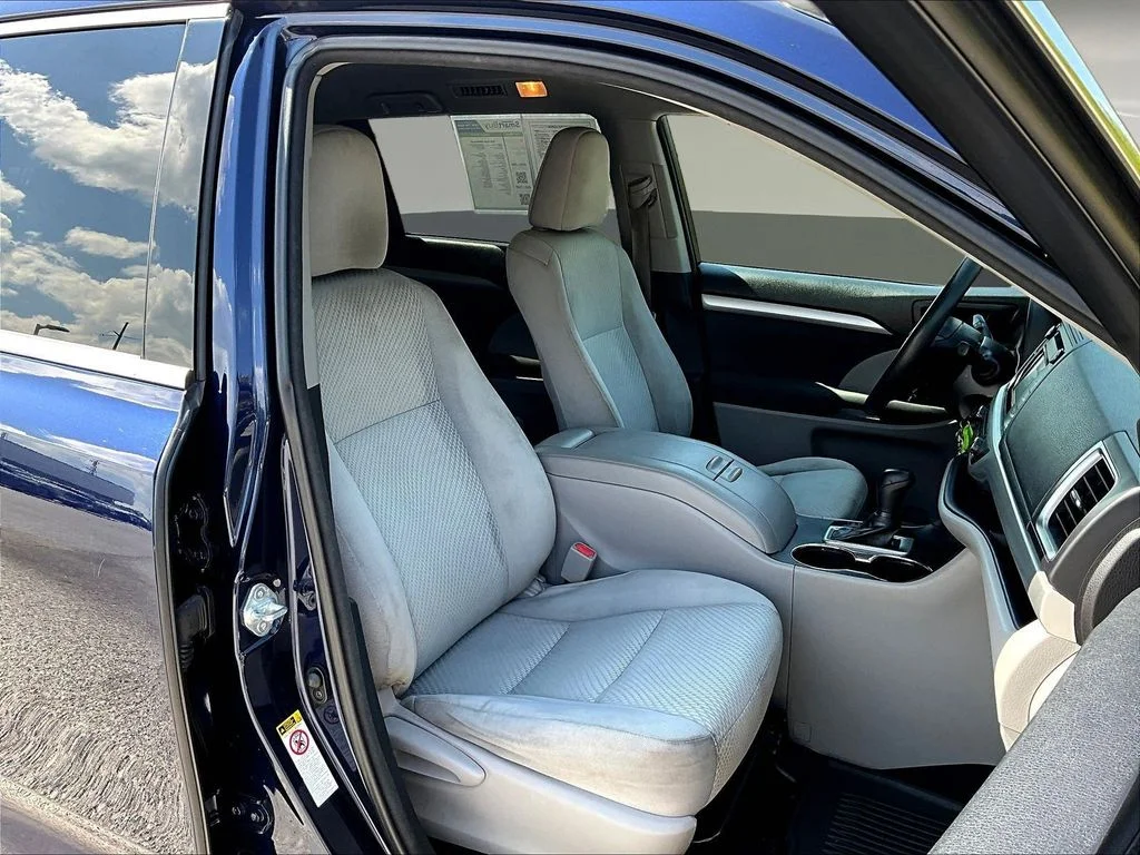 Used 2015 Blue Toyota LE image 31