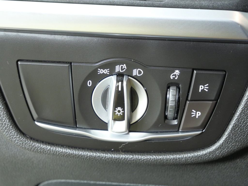 Used 2024 White BMW xDrive30i image 40