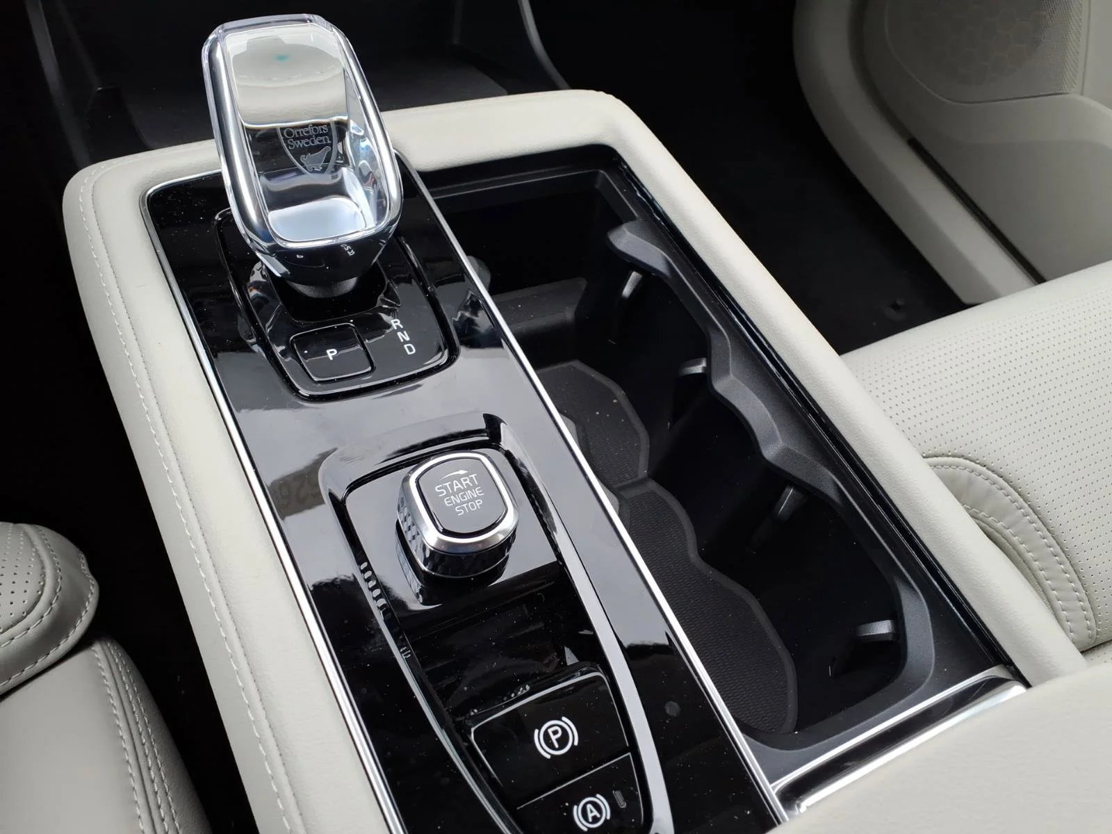 New 2026 Onyx Black Metallic Volvo Ultra Dark Theme image 10