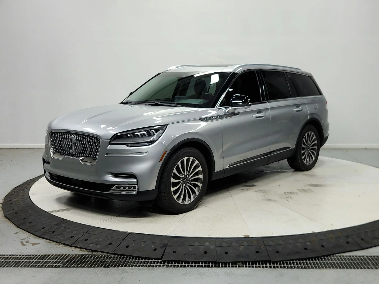Used 2021 Silver Lincoln Reserve image 4