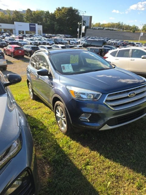Used 2018 Blue Ford SE image 2