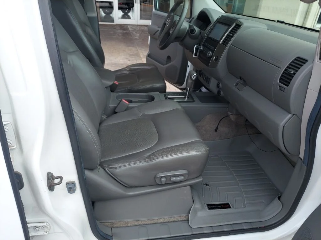 Used 2011 White Nissan SL image 31