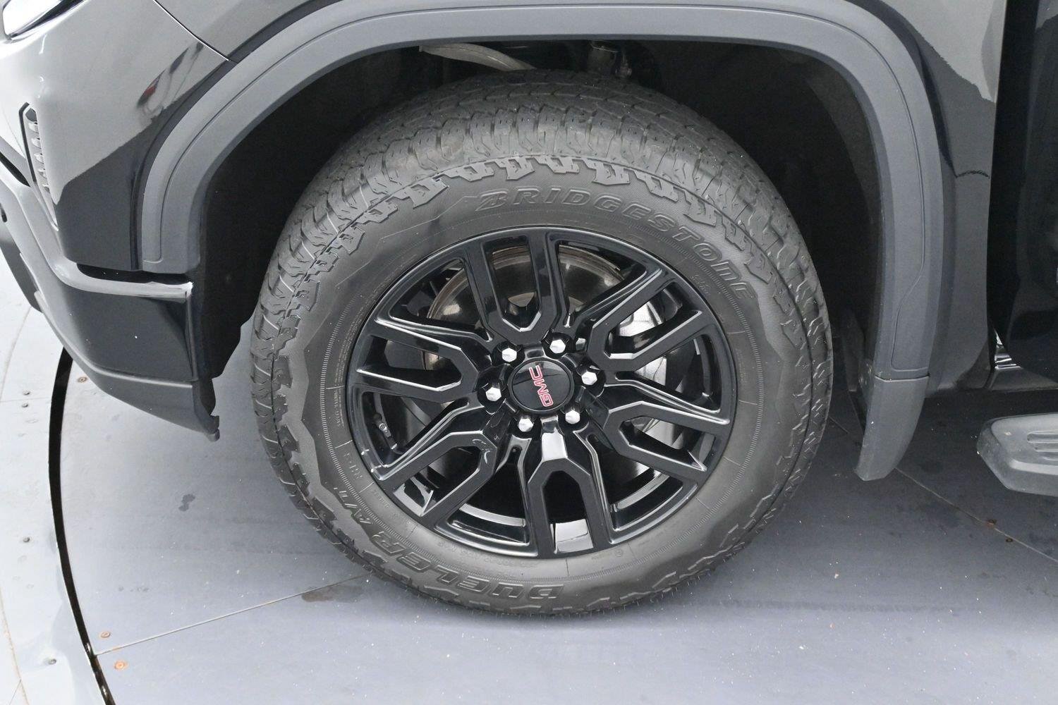 Used 2025 Onyx Black GMC Elevation image 30