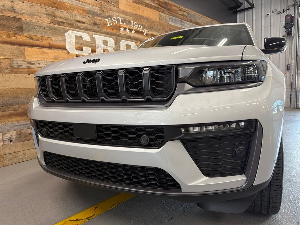 New 2026 Silver Zynith Exterior Paint Jeep Limited image 9