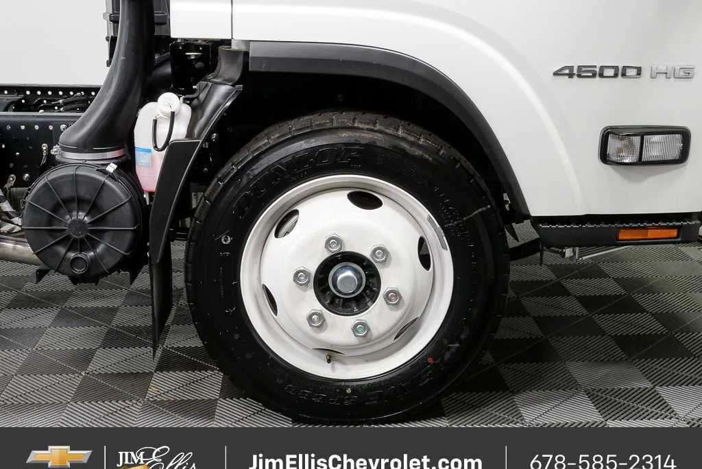 New 2025 Arc White Chevrolet NA image 23