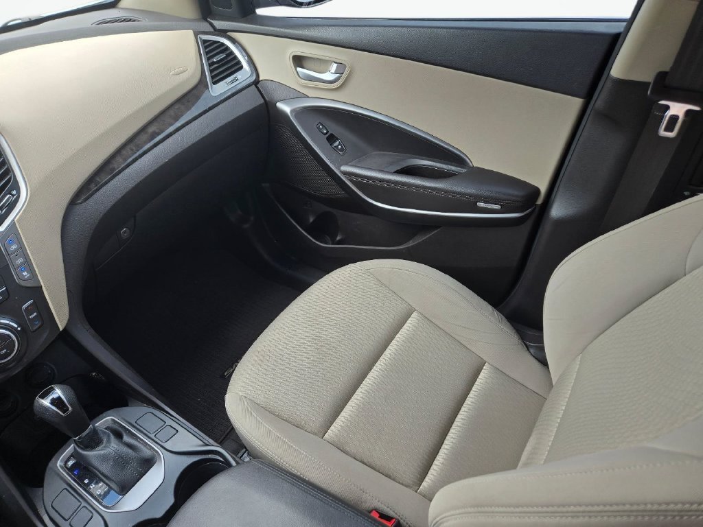 Used 2017 White Hyundai SE image 19