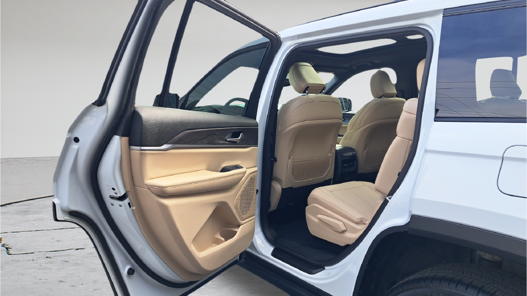 Used 2024 White Jeep Limited image 11