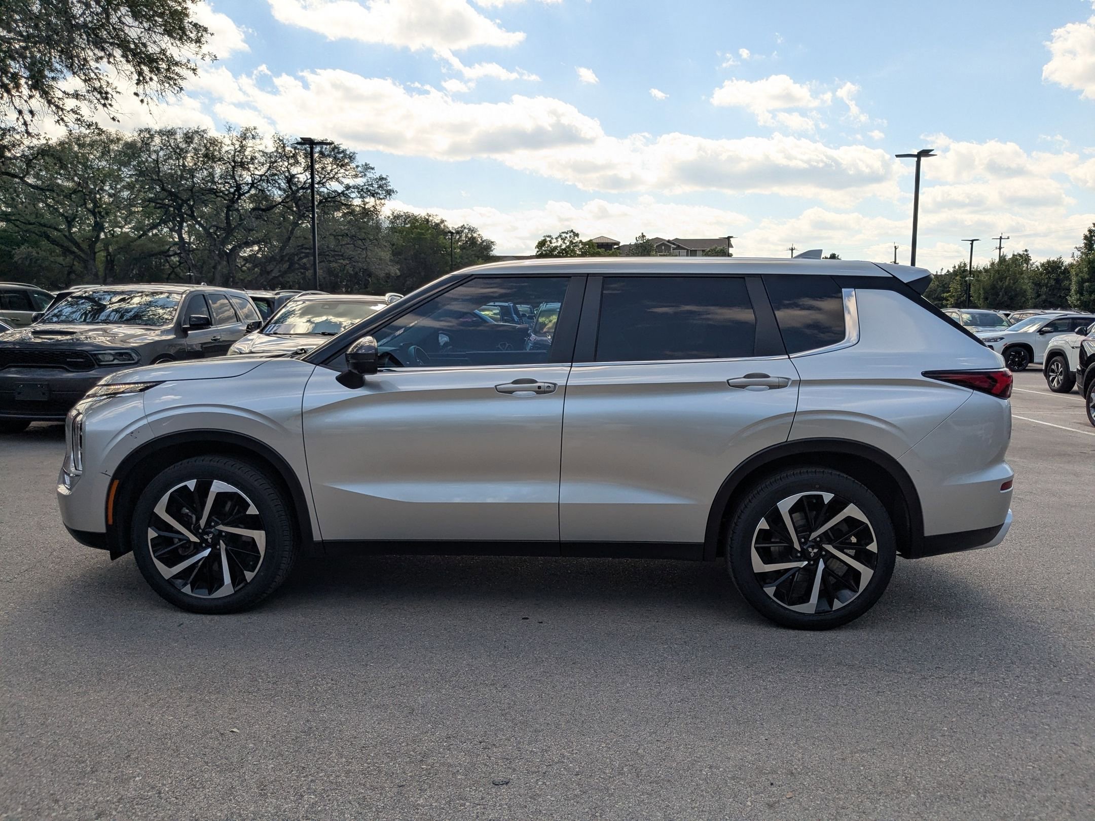 Used 2022 Silver Mitsubishi SE image 6