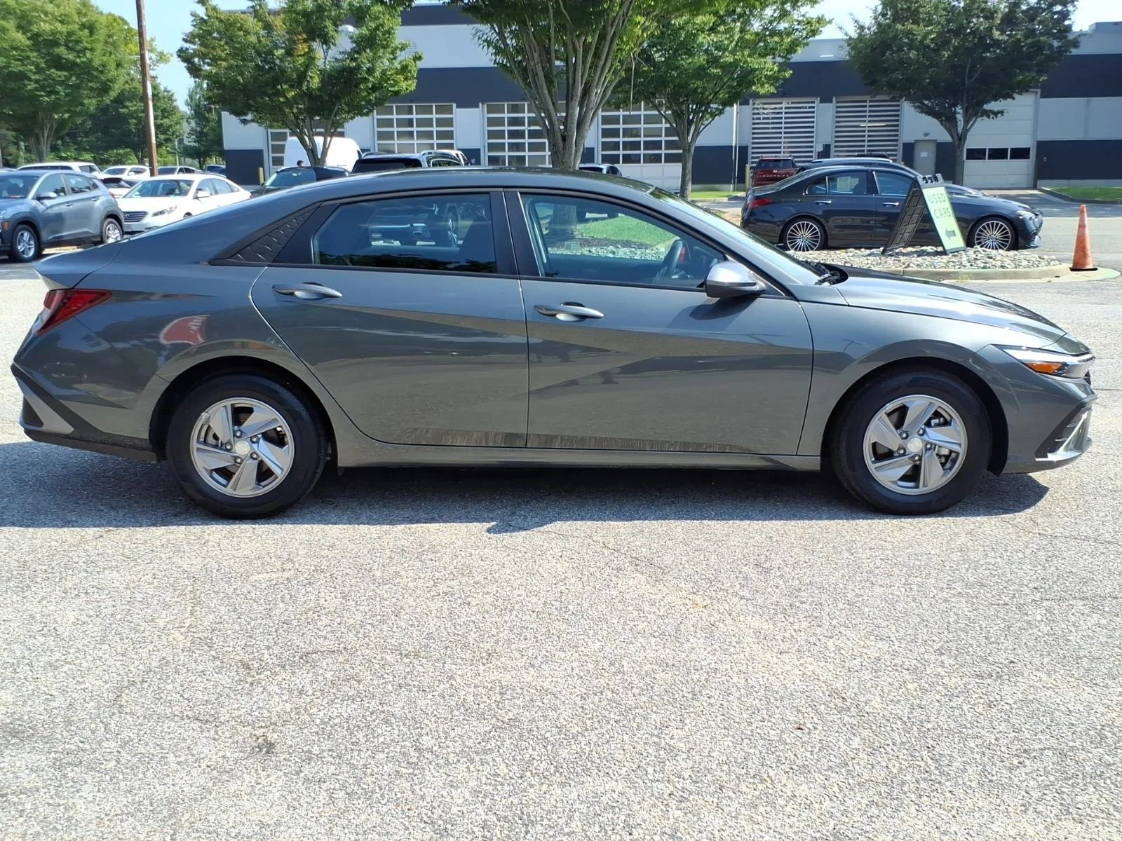 Certified Used 2025 Amazon Gray Hyundai SE image 7