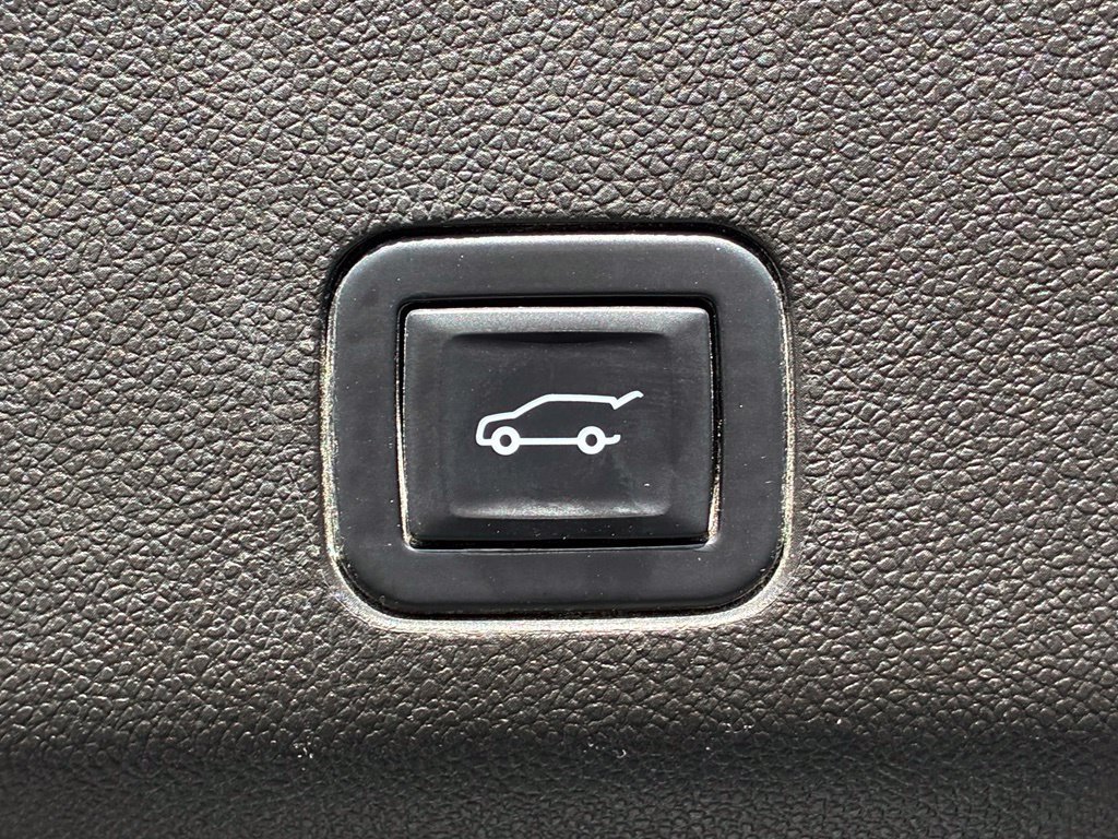 Used 2022 White Chevrolet Premier image 33