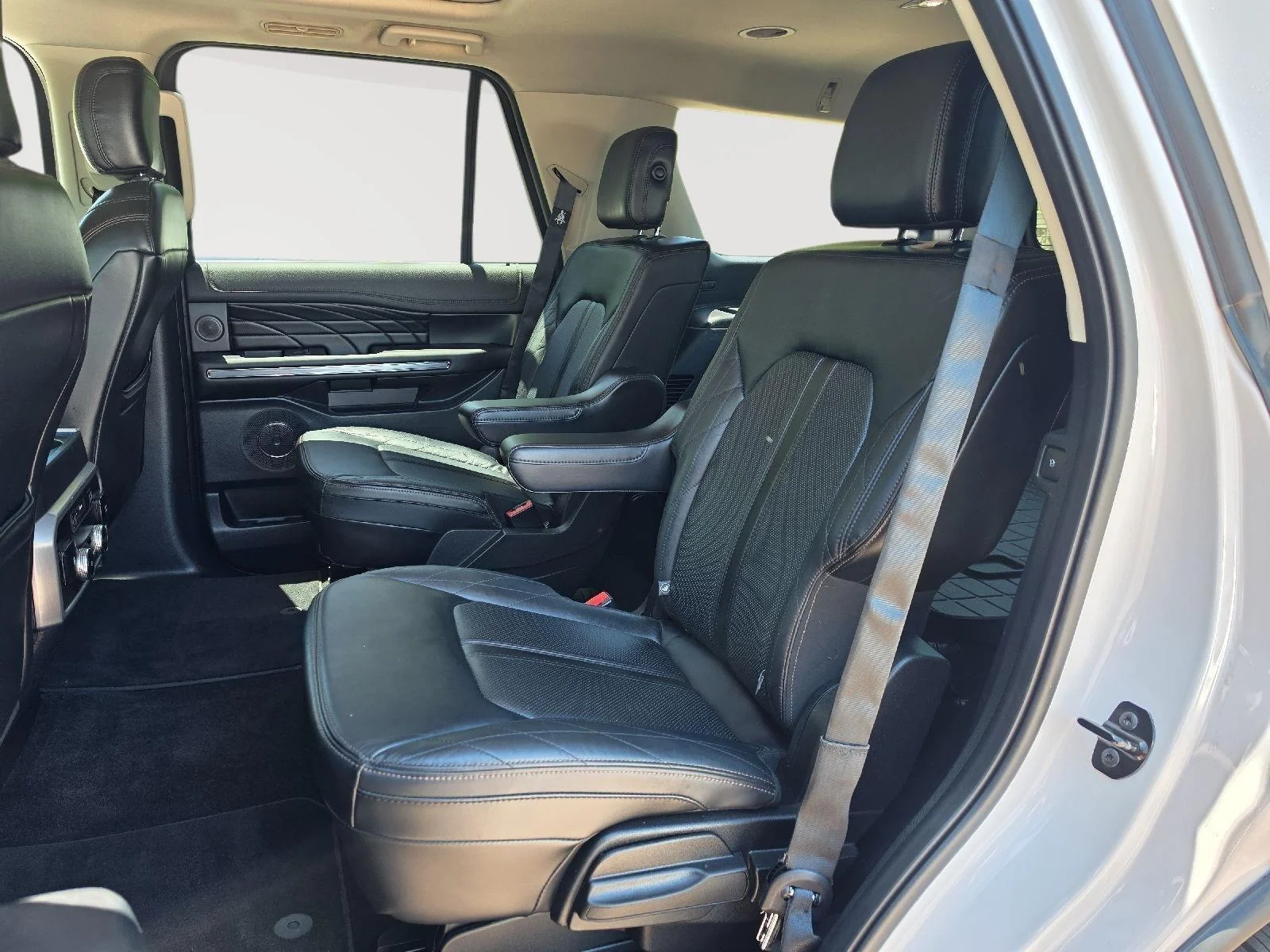 Used 2019 White Platinum Metallic Tri-Coat Ford Platinum image 9