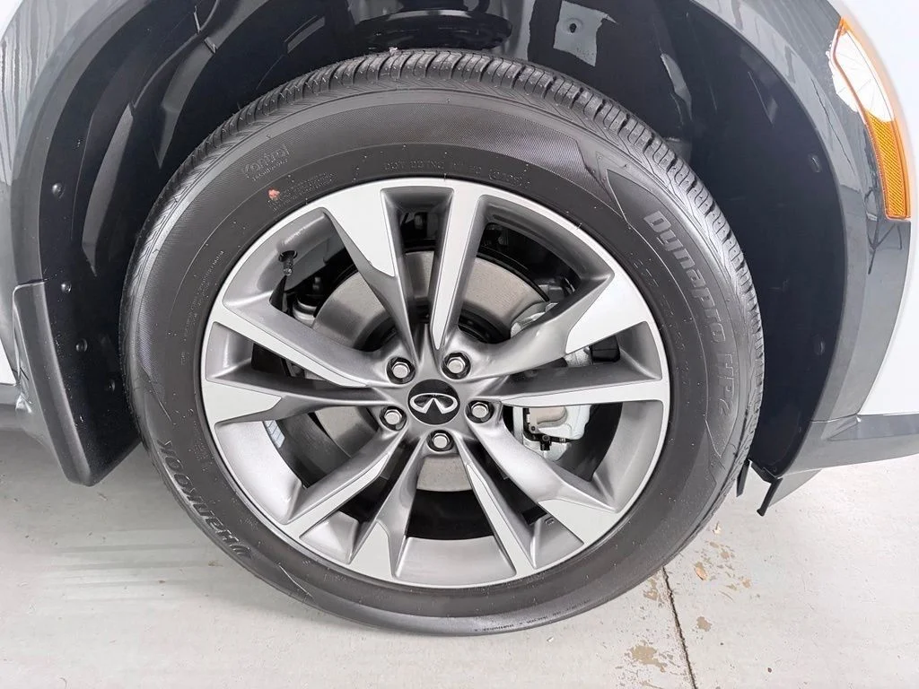 New 2027 RADIANT WHITE INFINITI Luxe AWD image 8