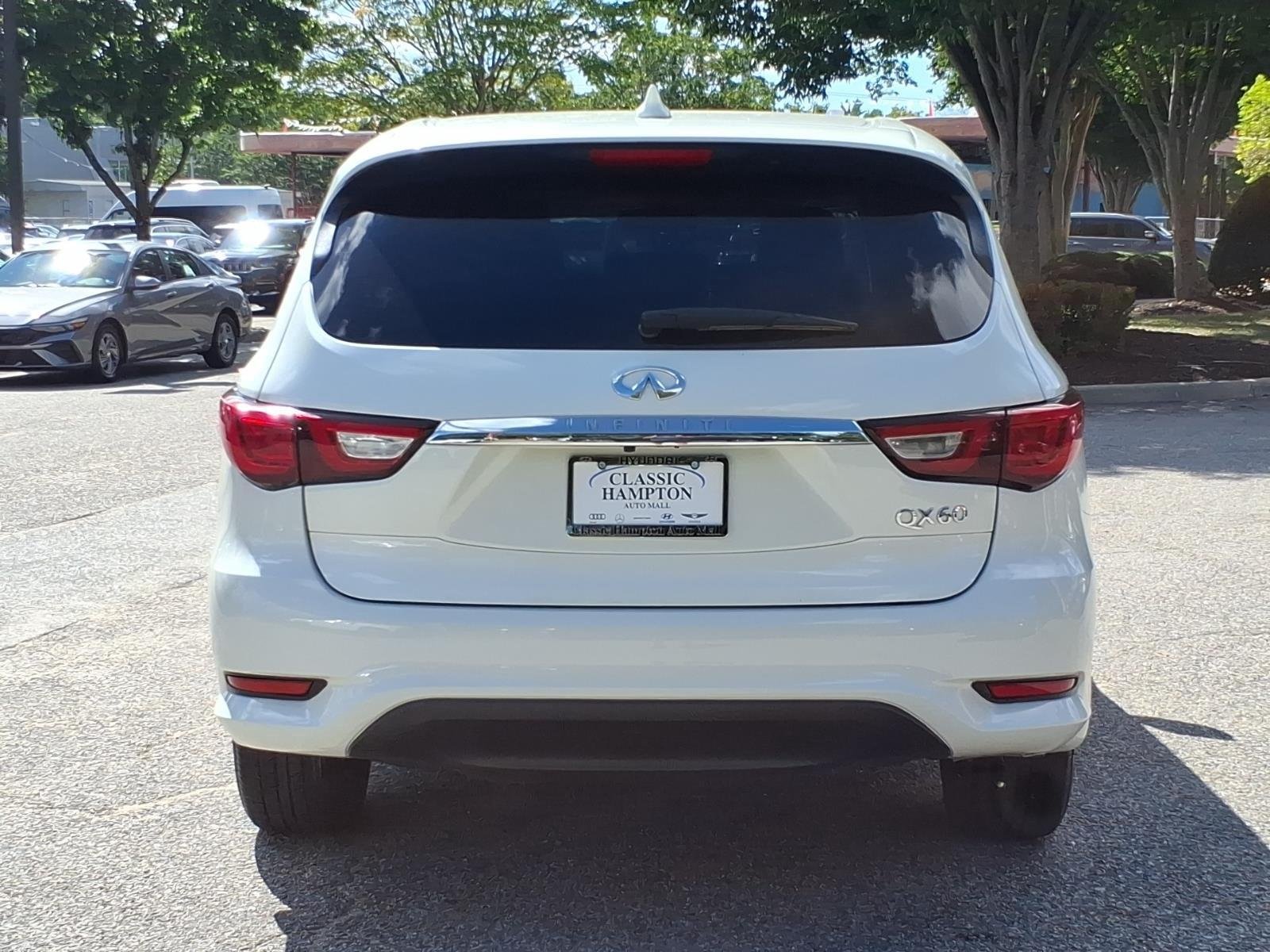Used 2017 Majestic White INFINITI  image 9