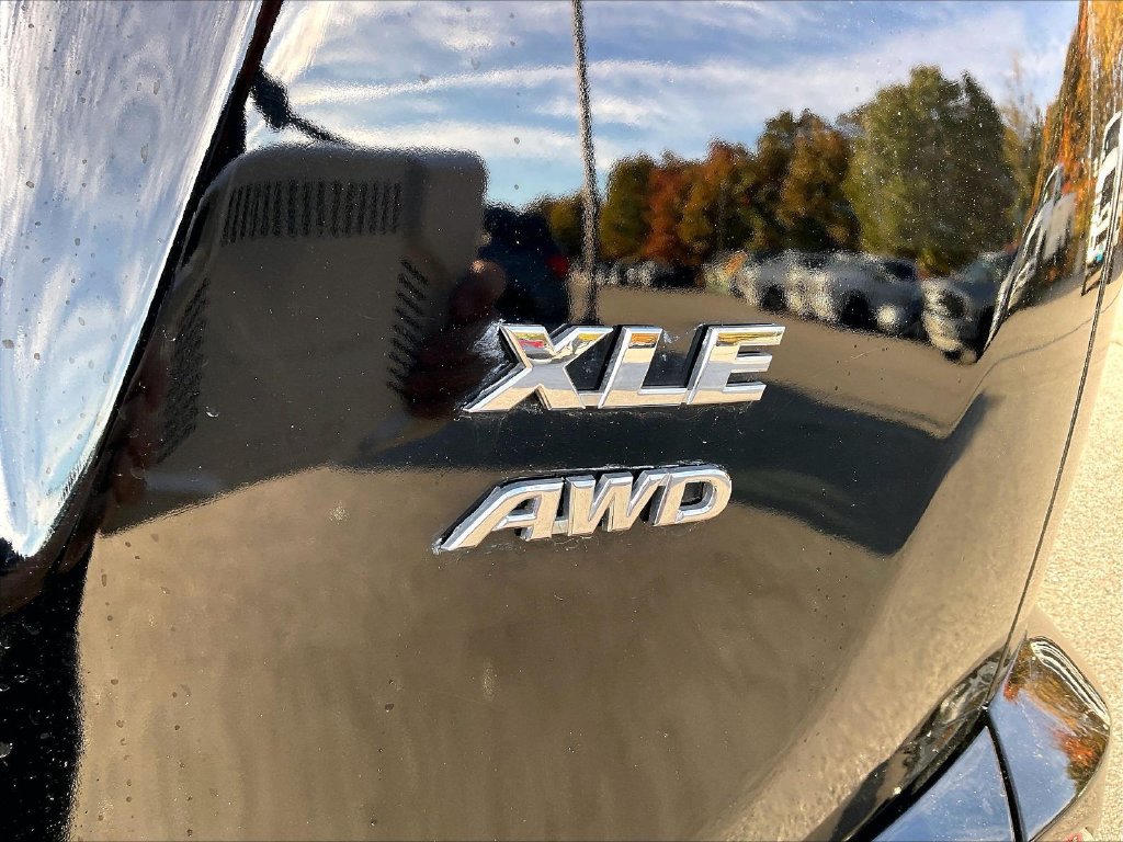 Used 2018 Black Toyota XLE image 26