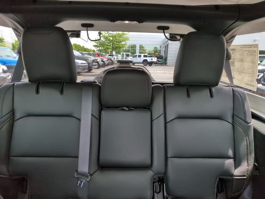 New 2026 Granite Crystal Metallic Clear-Coat Exterior Paint Jeep Sahara image 28