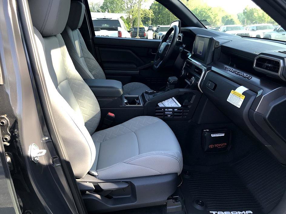 2025 Toyota Tacoma SR5 - Photo 13