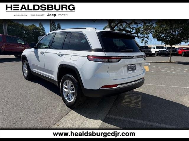 New 2026 Bright White Clear-Coat Exterior Paint Jeep Laredo image 3