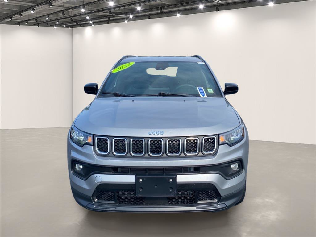 Used 2023 Billet Silver Metallic Clearcoat Jeep Latitude image 2