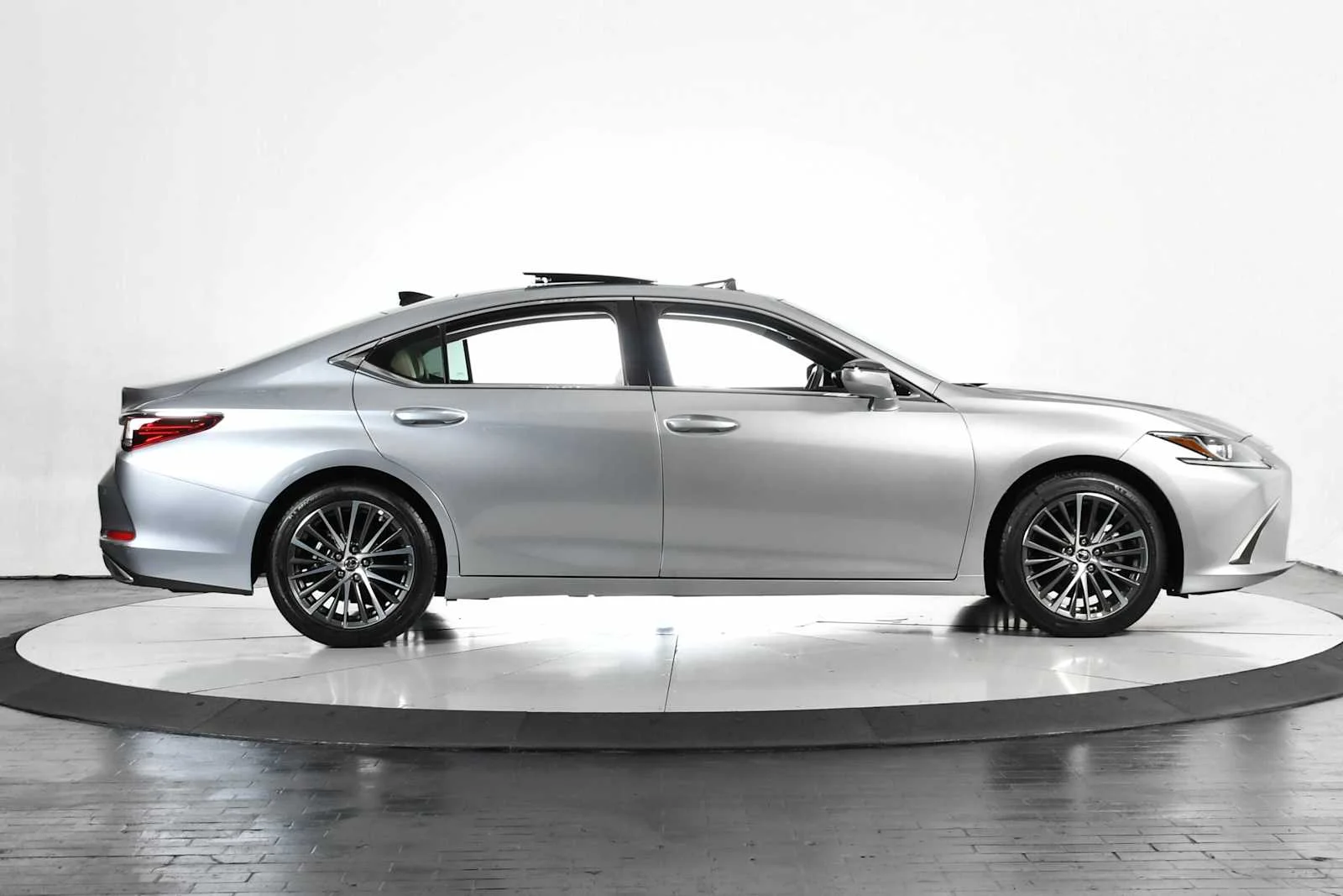 Used 2025 Iridium Lexus  image 8