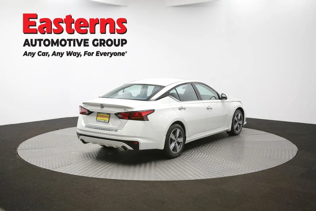 Used 2022 White Nissan 2.5 SL image 39