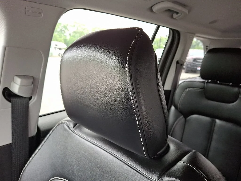 Used 2022 Silver Jeep Limited 4x4 image 18