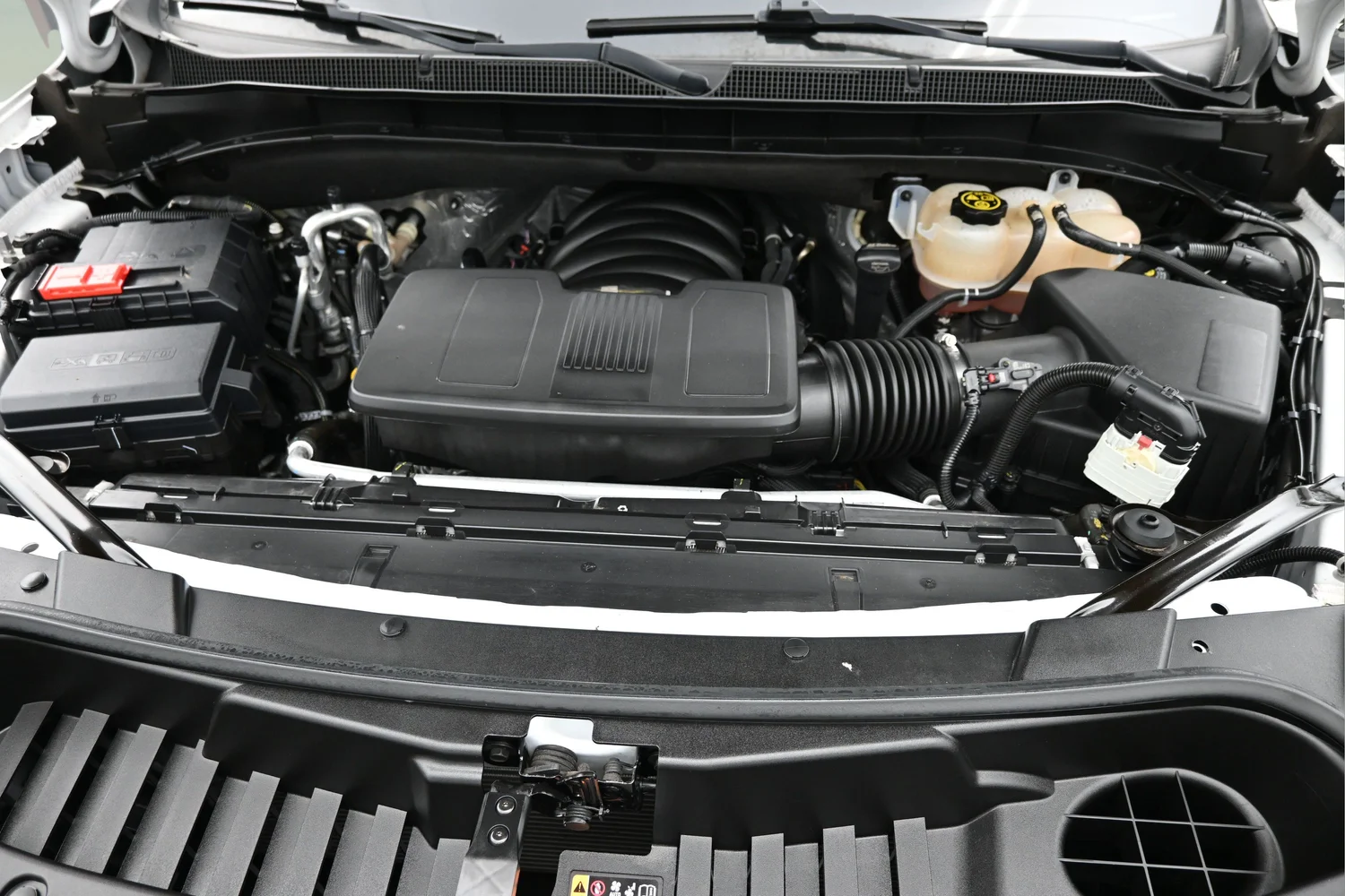 Used 2023 White Chevrolet Z71 image 9