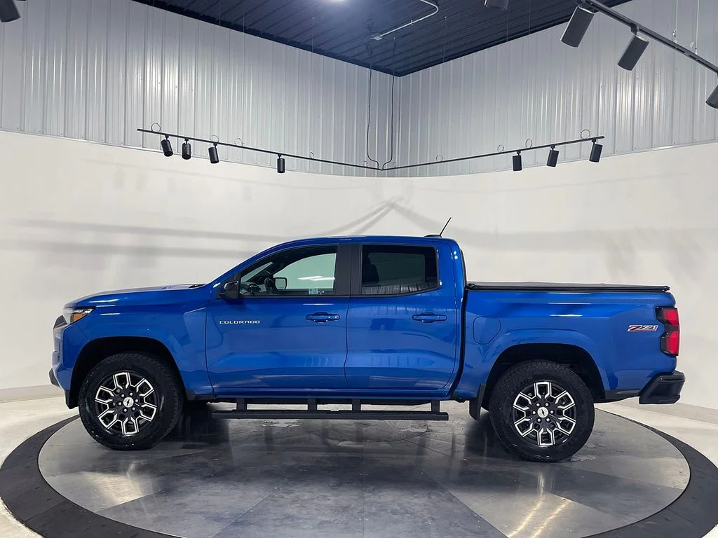 Used 2024 Blue Chevrolet Z71 image 17