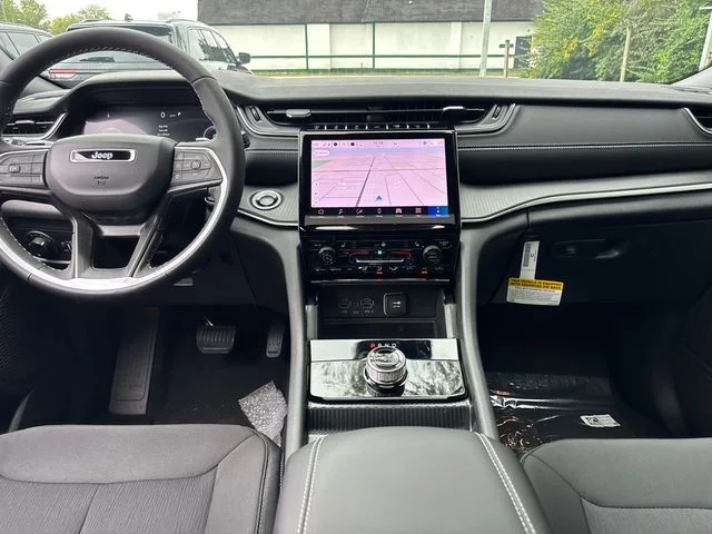 New 2027 White/off-white Jeep Laredo X image 11