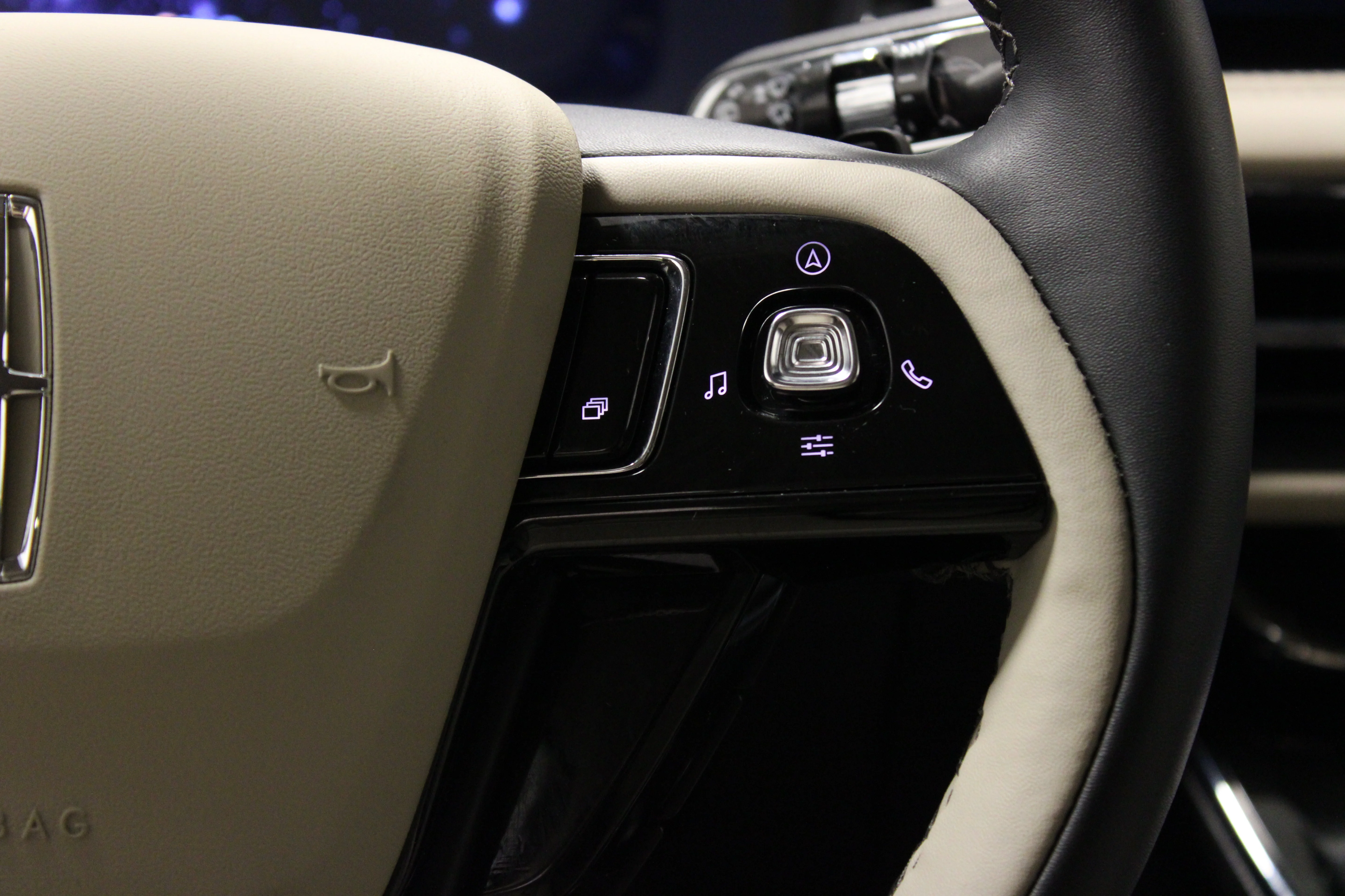 Used 2025 White Metallic Lincoln Premiere image 23