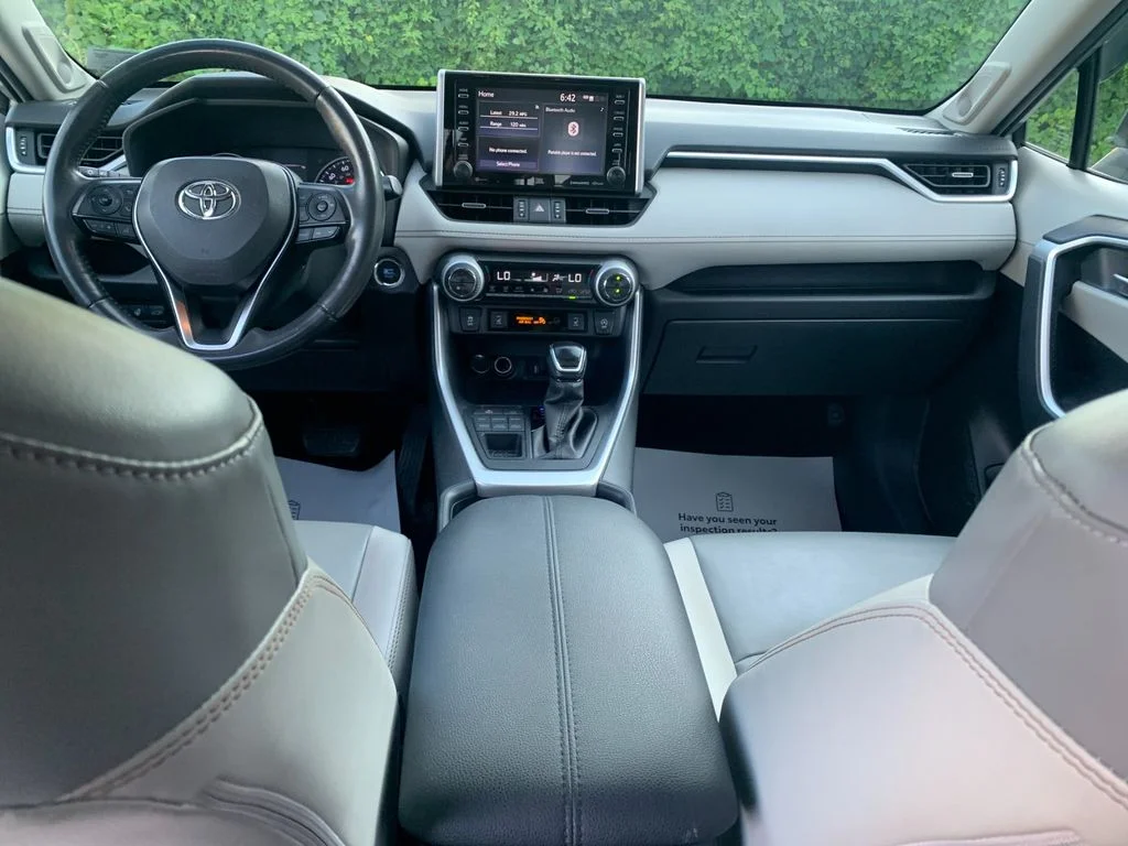Used 2020  Toyota XLE Premium image 16