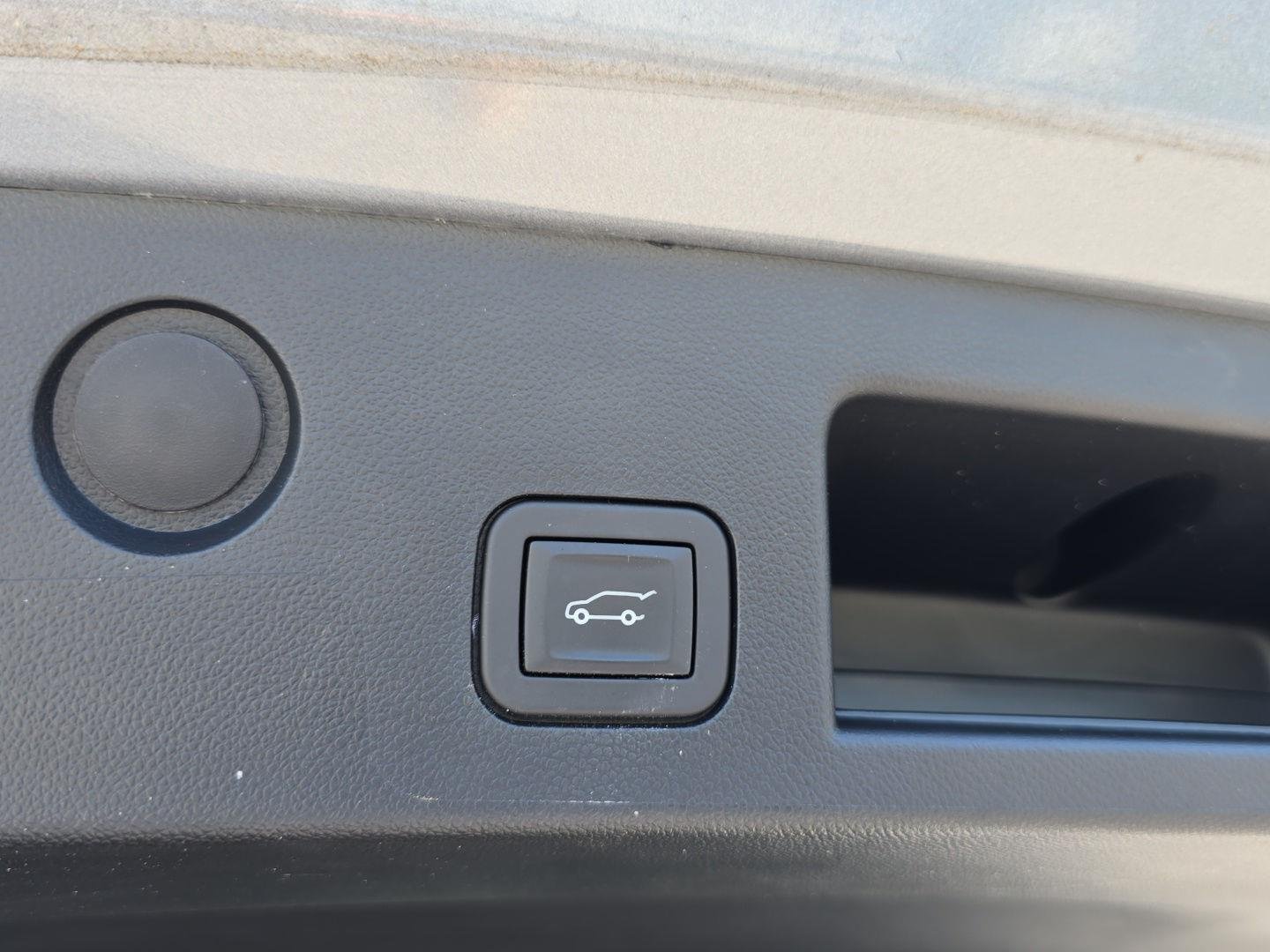 Used 2025 Sterling Gray Metallic Chevrolet AWD ACTIV image 7