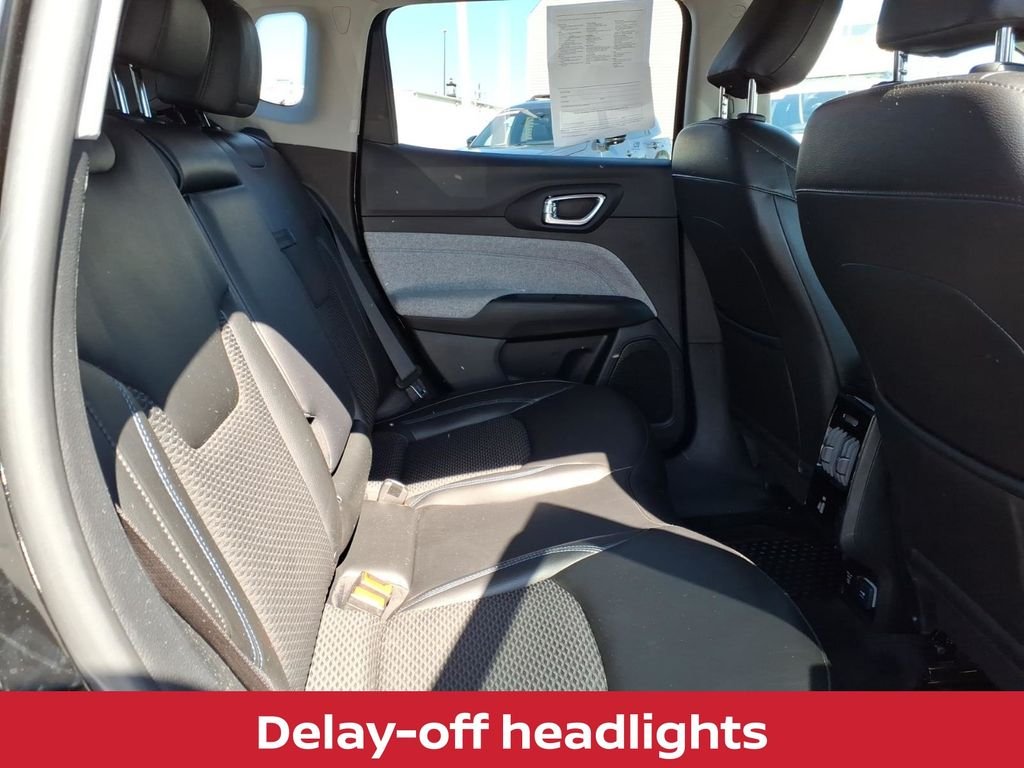 Used 2022 Diamond Black Jeep Latitude w/convenience group image 29