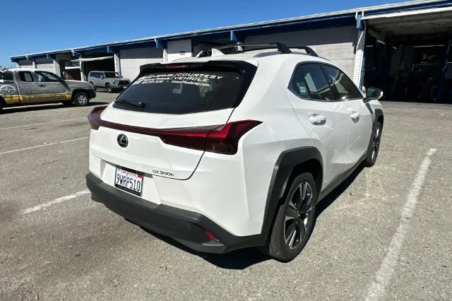 Used 2025 White Lexus 300h image 5