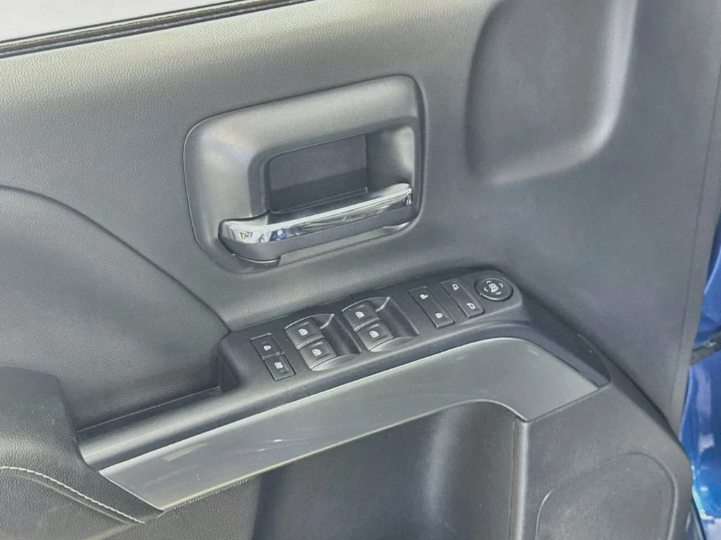 Used 2018 Deep Ocean Blue Metallic Chevrolet LT image 20