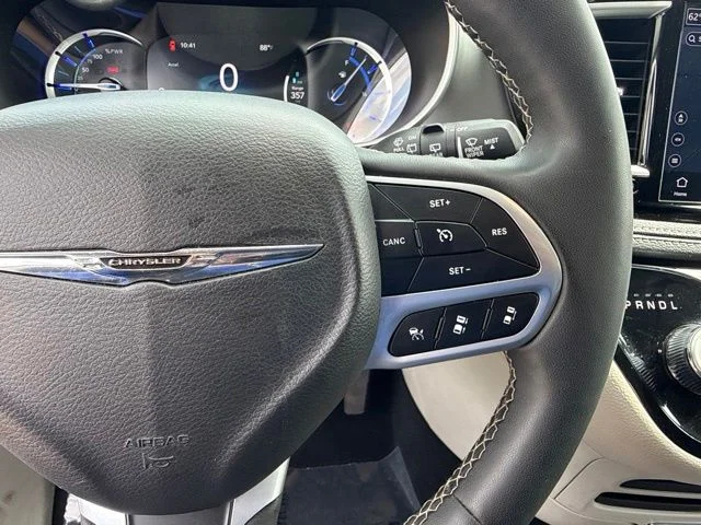 Used 2024 Silver Chrysler Select image 28