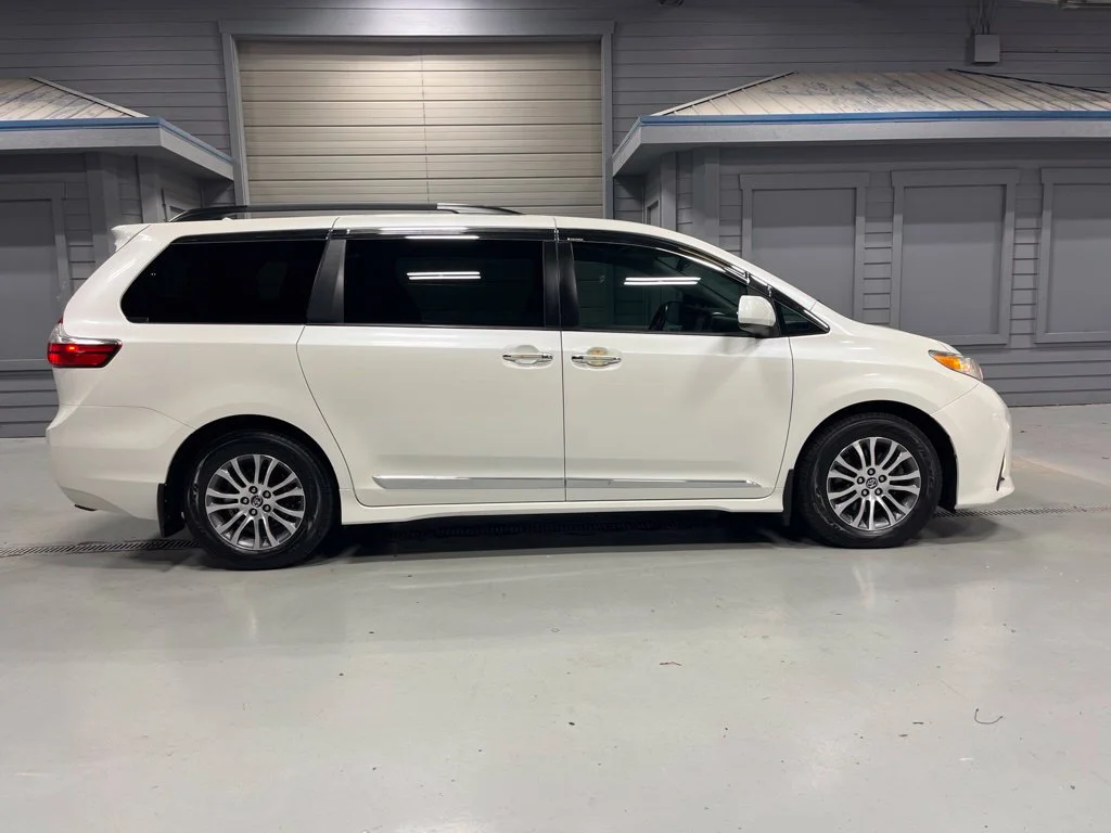 Used 2018 Blizzard Pearl Toyota XLE image 8