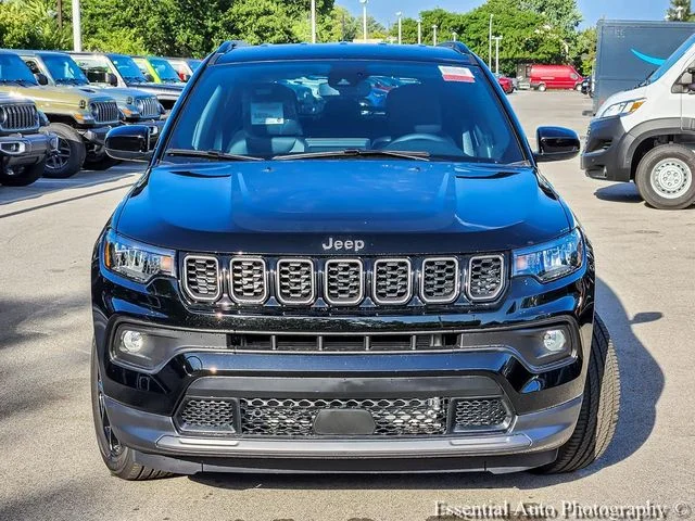 New 2026 Diamond Black Crystal Pearl-Coat Exterior Paint Jeep Latitude image 4