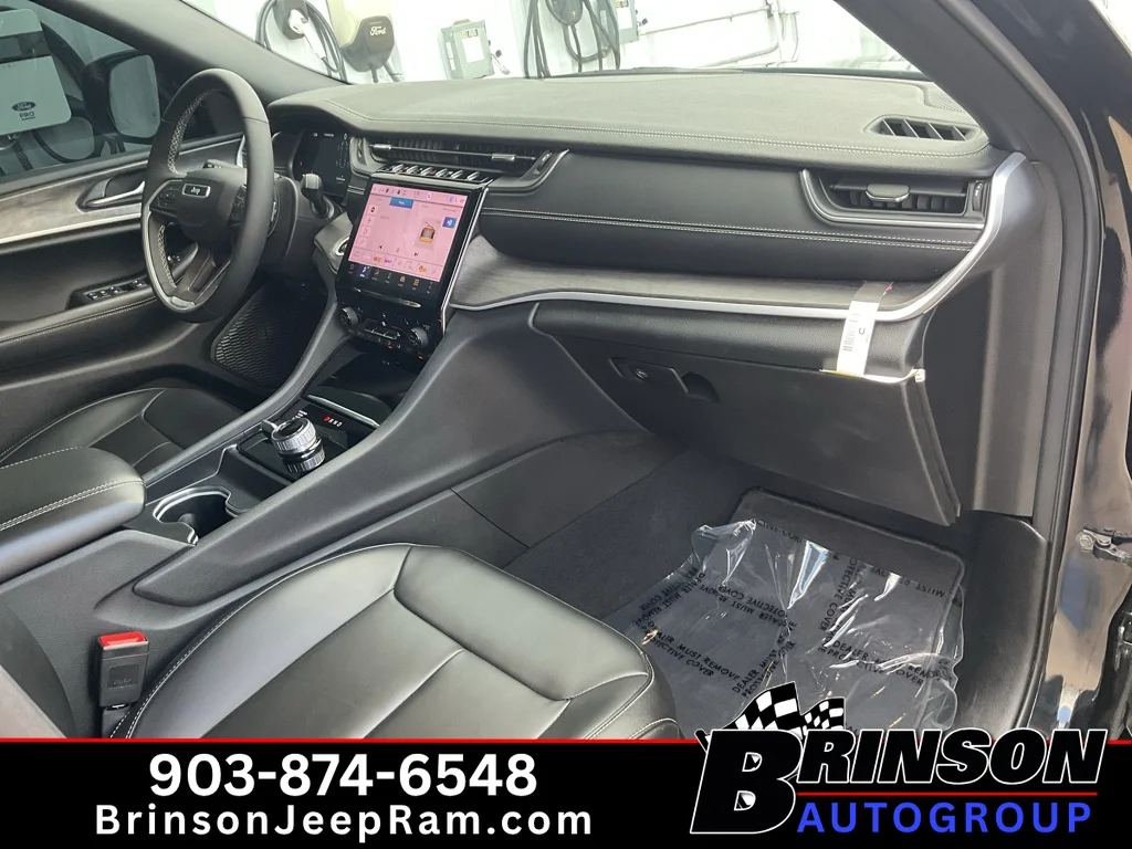 Used 2025 Diamond Black Crystal Pearlcoat Jeep Limited image 26